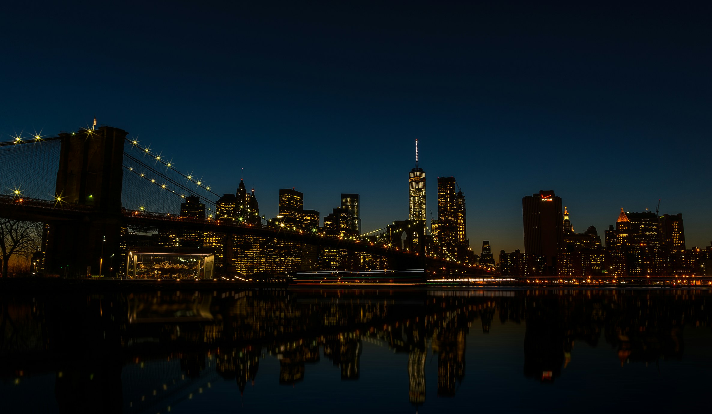 Brooklyn Bridge and the New York skyline at night
